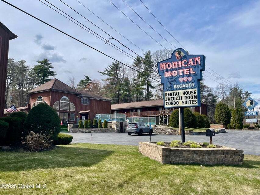 1545 Us-9, Lake George, NY à vendre Photo de l’immeuble– Image 1 sur 54