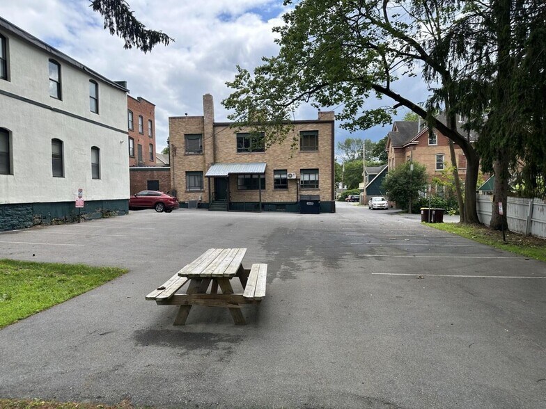 5 Wells St, Saratoga Springs, NY à vendre - Photo de l’immeuble – Image 2 sur 6