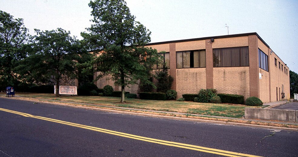200 Sherwood Ave, Farmingdale, NY à louer - Photo de l’immeuble – Image 2 sur 3