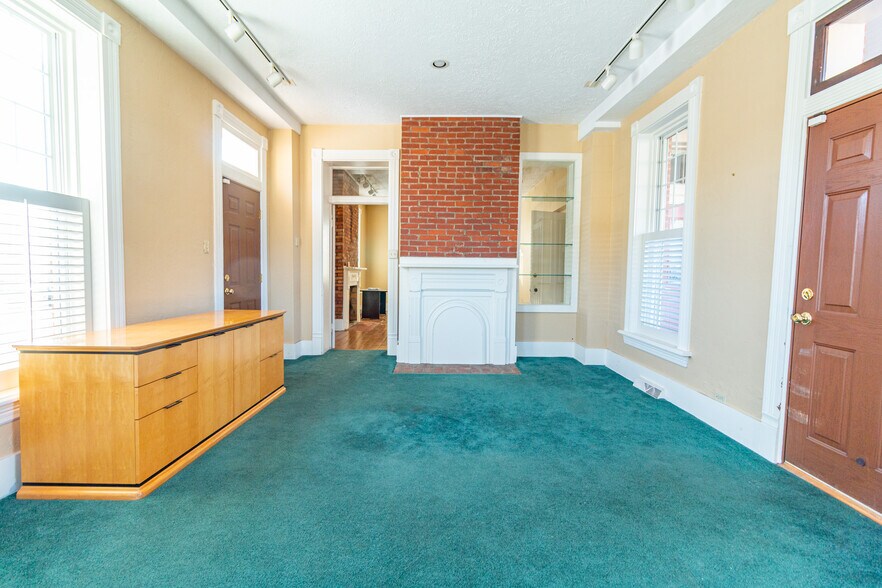 323 S Main St, Zelienople, PA à louer - Photo de l’immeuble – Image 3 sur 47