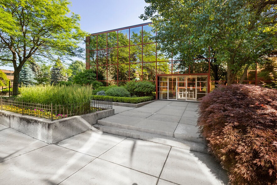11 Trafalgar Sq, Nashua, NH à louer - Photo de l’immeuble – Image 1 sur 10