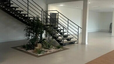 Local d’activités dans Saint-Laurent-de-Mure à louer Photo de l’immeuble– Image 2 sur 13