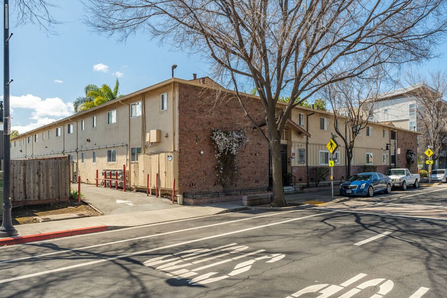 1760 Bay Rd, East Palo Alto, CA à vendre - Photo de l’immeuble – Image 2 sur 2