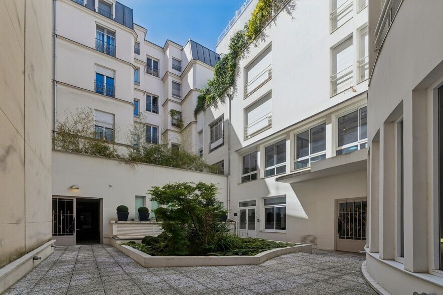 26 Rue Bayard, Paris à louer - Photo de l’immeuble – Image 2 sur 9