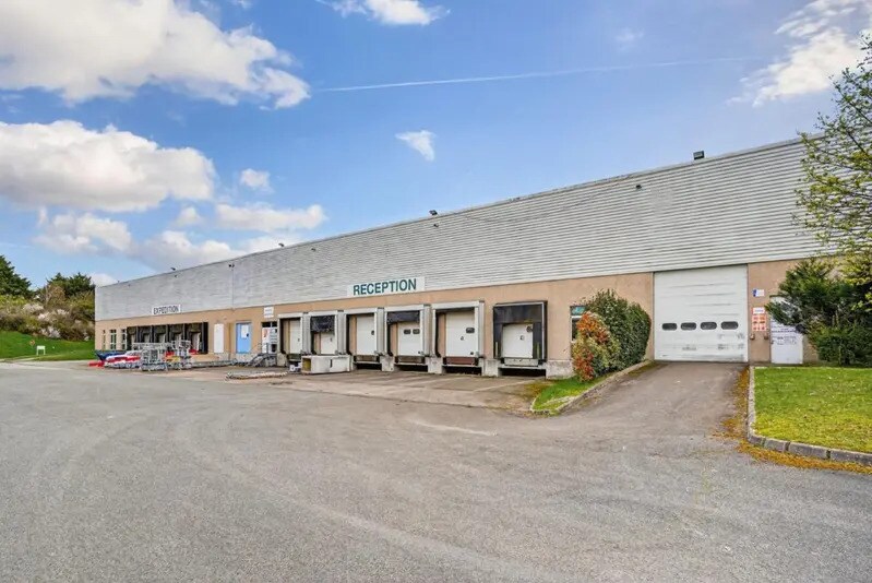 Local d’activités dans Coignières à louer - Photo de l’immeuble – Image 1 sur 4