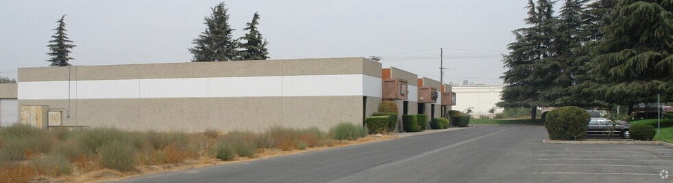 1335-1345 N Plaza Dr, Visalia, CA à louer - Photo de l’immeuble – Image 2 sur 7