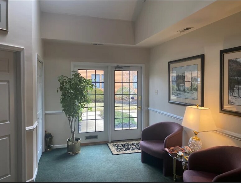 301 Oxford Valley Rd, Yardley, PA à louer - Photo de l’immeuble – Image 3 sur 9