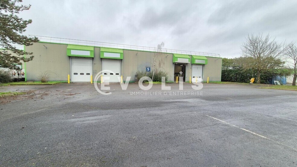 Local d’activités dans Saint-Thibault-des-Vignes à louer - Photo de l’immeuble – Image 1 sur 17