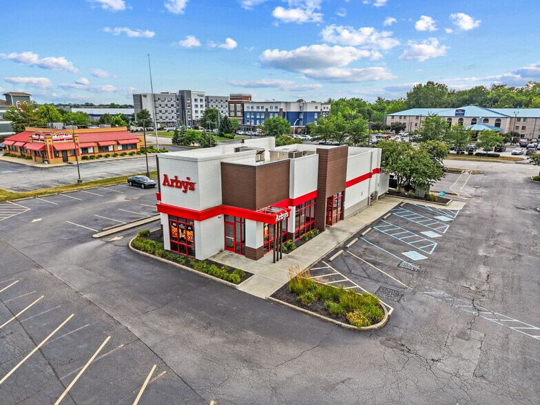 6007 Gateway Dr, Plainfield, IN à vendre - Photo de l’immeuble – Image 1 sur 22