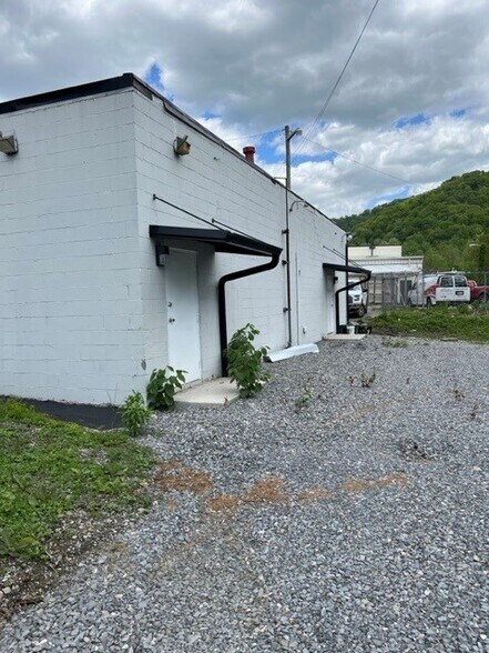 504 Main Ave, Logan, WV à louer - Photo de l’immeuble – Image 2 sur 9