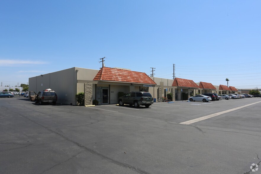 3615-3633 W Warner Ave, Santa Ana, CA à louer - Photo de l’immeuble – Image 3 sur 17