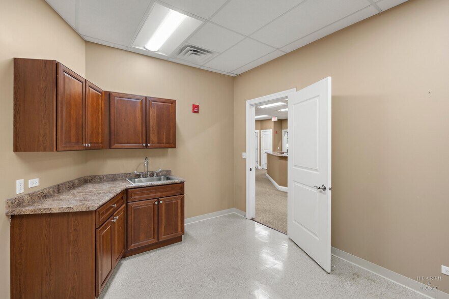 1232-1280 American Way, Libertyville, IL à louer - Photo de l’immeuble – Image 3 sur 28