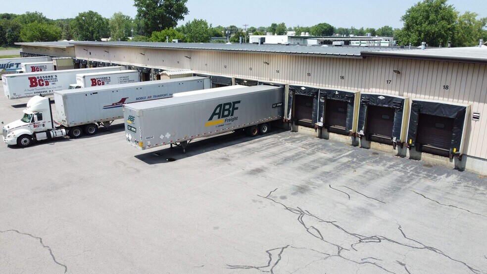 6713 Pickard Dr, Mattydale, NY à vendre - Photo de l’immeuble – Image 3 sur 13