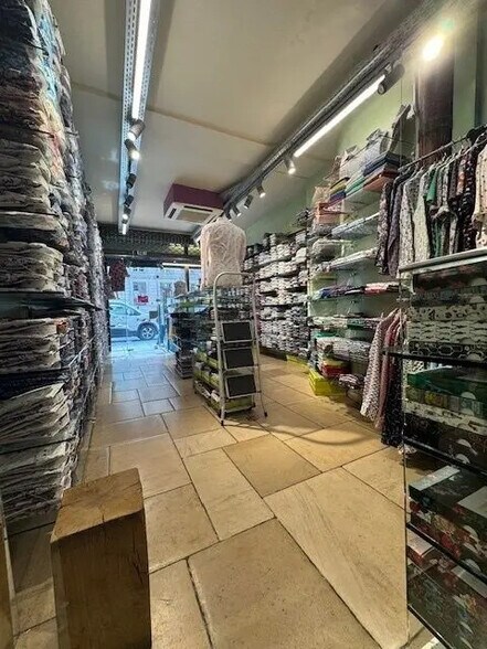 Local commercial dans Paris à louer - Photo de l’immeuble – Image 2 sur 2