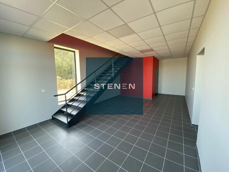 Local d'activités dans Marignane à vendre - Photo de l’immeuble – Image 3 sur 15