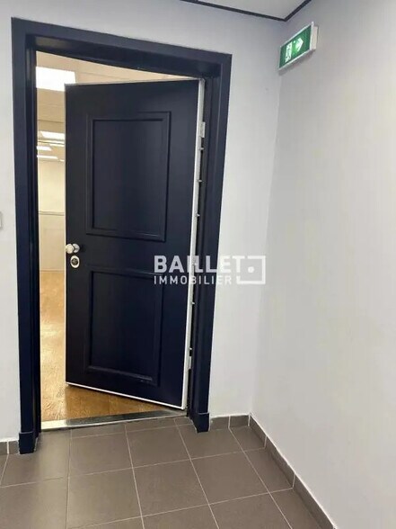Bureau dans Villeneuve-Loubet à louer - Photo de l’immeuble – Image 1 sur 11