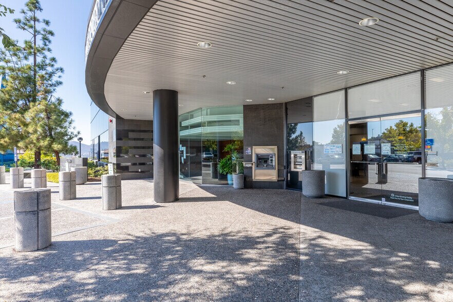 900 Canterbury Pl, Escondido, CA à louer - Photo de l’immeuble – Image 3 sur 20