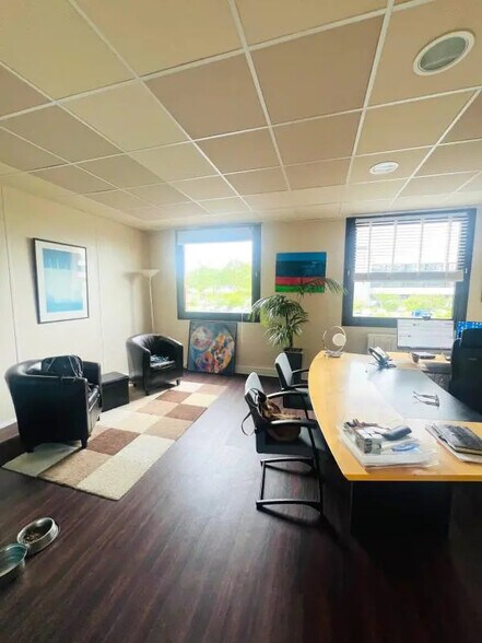 Bureau dans Montigny-le-Bretonneux à vendre - Photo de l’immeuble – Image 3 sur 7