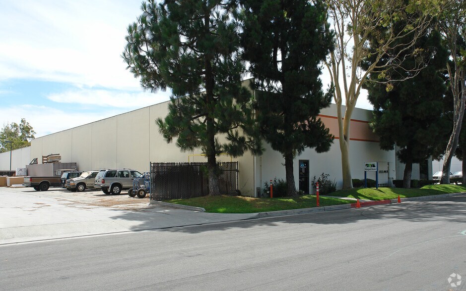 15392 Assembly Ln, Huntington Beach, CA à louer - Photo de l’immeuble – Image 3 sur 5