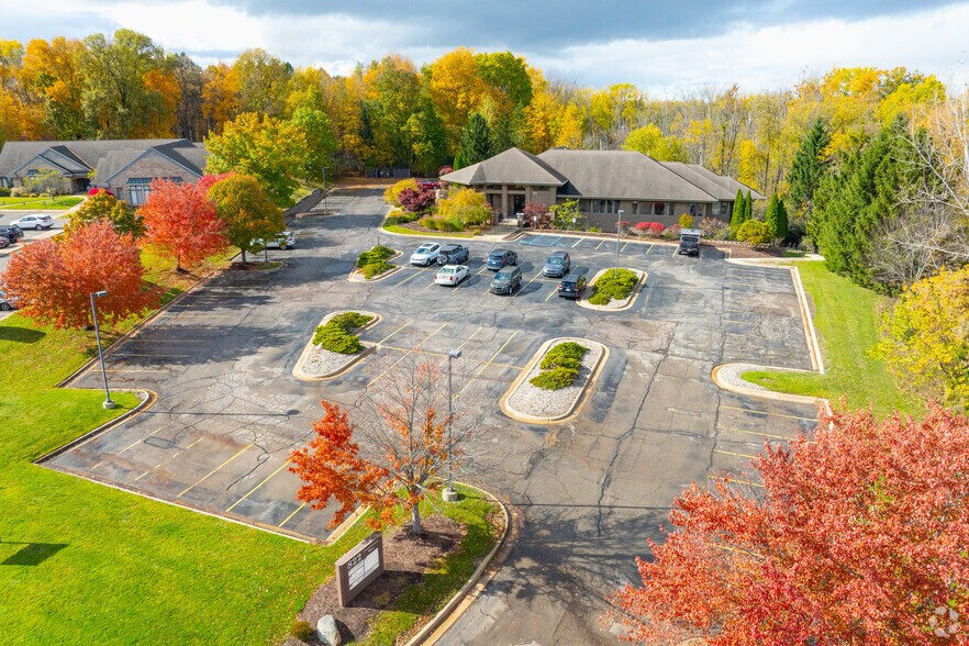 822 Centennial Way, Lansing, MI à vendre - Photo de l’immeuble – Image 1 sur 26