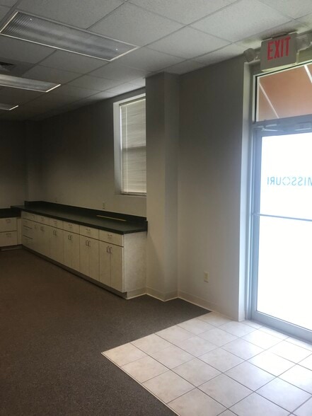 560 N Stewart Ave, Springfield, MO à louer - Hall d’entrée – Image 2 sur 4