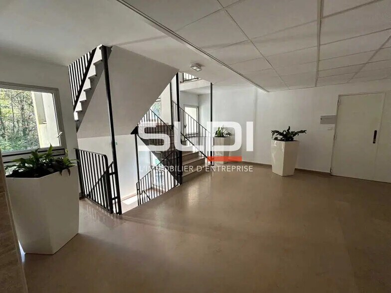 Bureau dans Écully à louer - Photo de l’immeuble – Image 2 sur 18