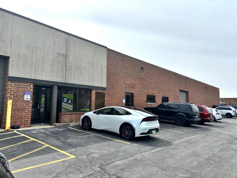 220 W Campus Dr, Arlington Heights, IL à louer - Photo de l’immeuble – Image 1 sur 5