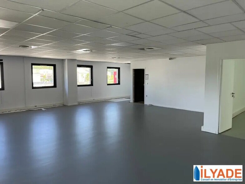 Bureau dans Bouc-Bel-Air à louer - Photo de l’immeuble – Image 2 sur 5