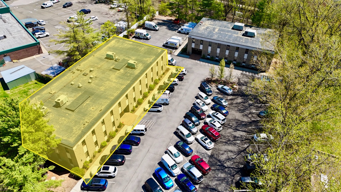 45 Kensico Dr, Mount Kisco, NY à louer Photo principale– Image 1 sur 6