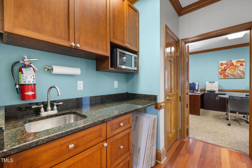 4002 Barrett Dr, Raleigh, NC à vendre - Photo intérieure – Image 3 sur 34