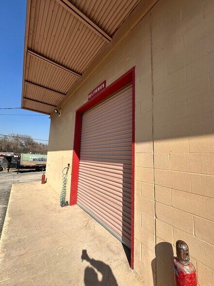313 N Park Dr, San Antonio, TX à louer - Photo de l’immeuble – Image 3 sur 4