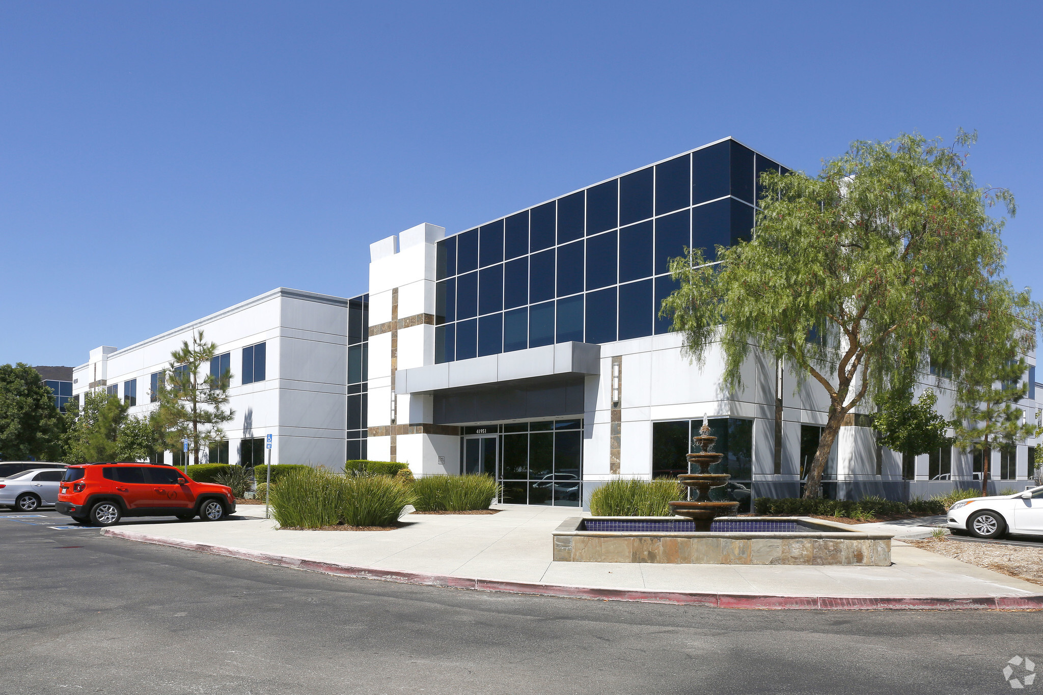 41951 Remington Ave, Temecula, CA à louer Photo de l’immeuble– Image 1 sur 6