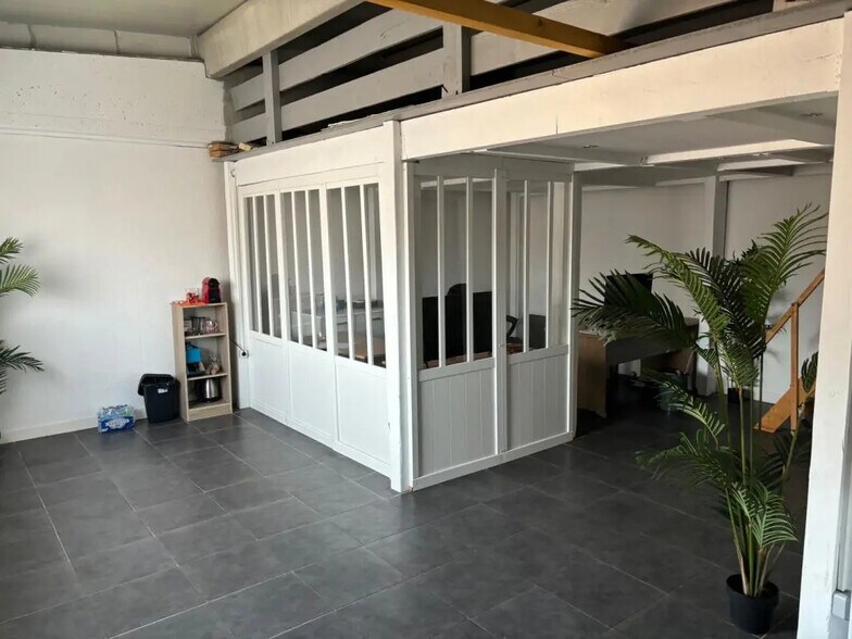 Local d’activités dans Puget-sur-Argens à louer - Photo intérieure – Image 2 sur 4