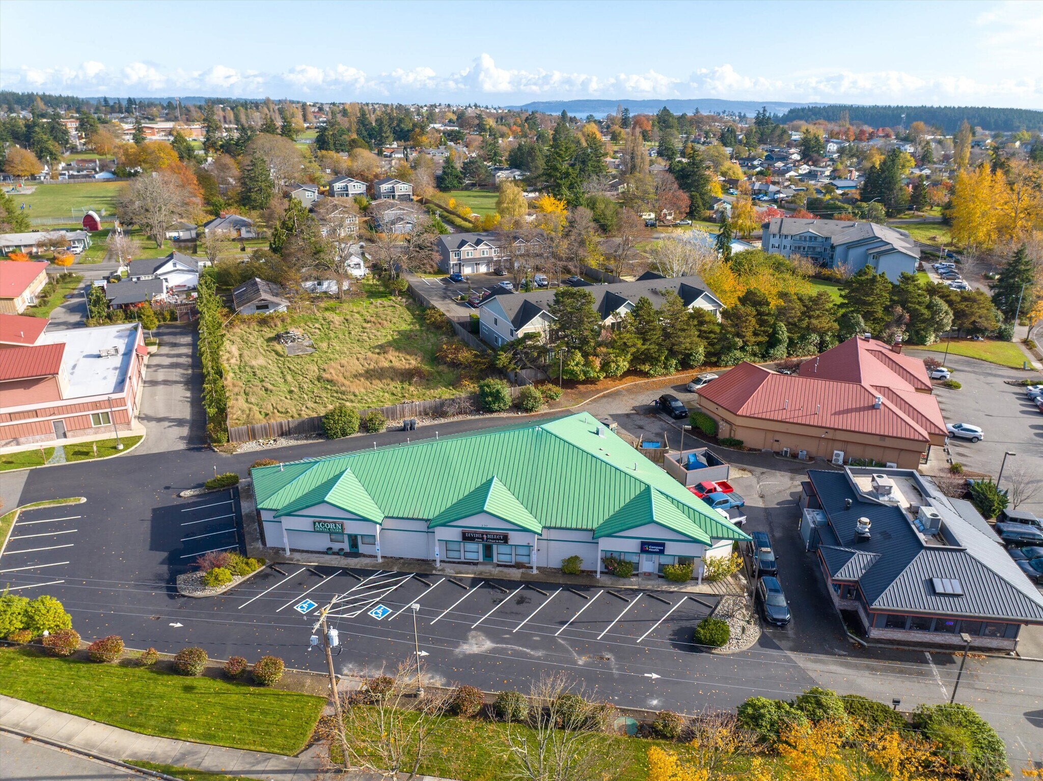 230 Cabot Dr, Oak Harbor, WA à louer Photo principale– Image 1 sur 8