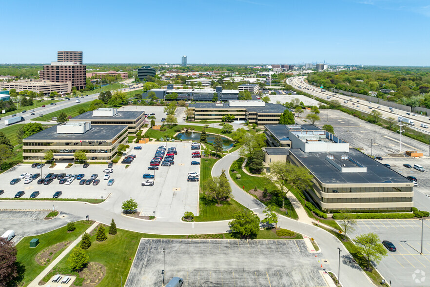 Oak Brook Office Center Portfolio portefeuille de 4 biens à vendre sur LoopNet.fr - Photo principale – Image 1 sur 3