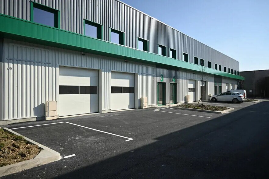 Local d’activités dans Mions à louer - Photo de l’immeuble – Image 3 sur 7