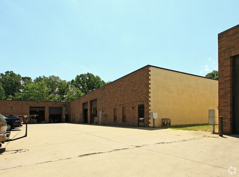 380 Solon Rd, Bedford, OH à vendre - Photo principale – Image 1 sur 11