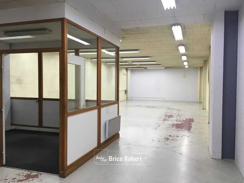 Bureau dans Vénissieux à louer - Photo de l’immeuble – Image 3 sur 5