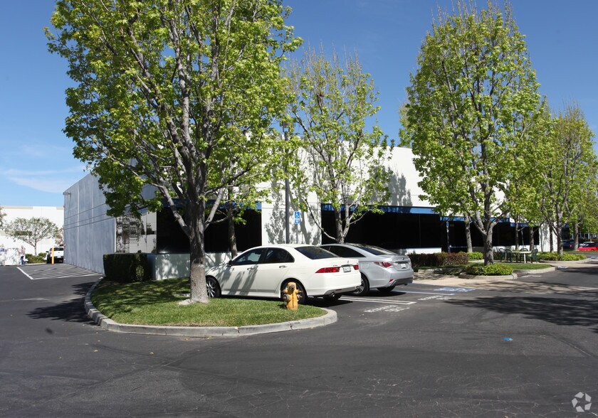 98 W Cochran St, Simi Valley, CA à vendre - Photo de l’immeuble – Image 3 sur 4