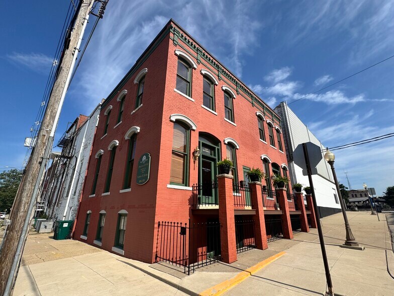 121 S Center St, Clinton, IL à vendre - Photo de l’immeuble – Image 2 sur 24