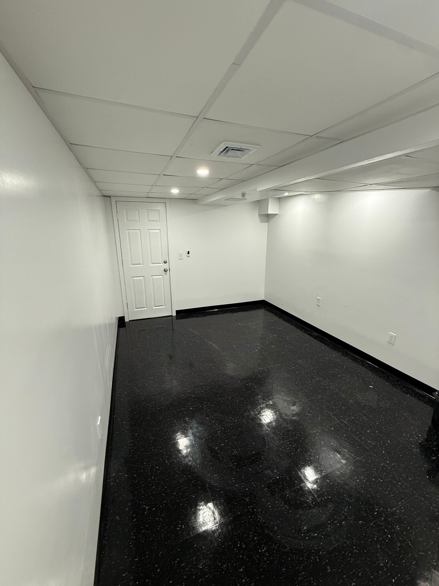 2568-2570 Hempstead Tpke, East Meadow, NY à louer Photo de l’immeuble– Image 1 sur 3