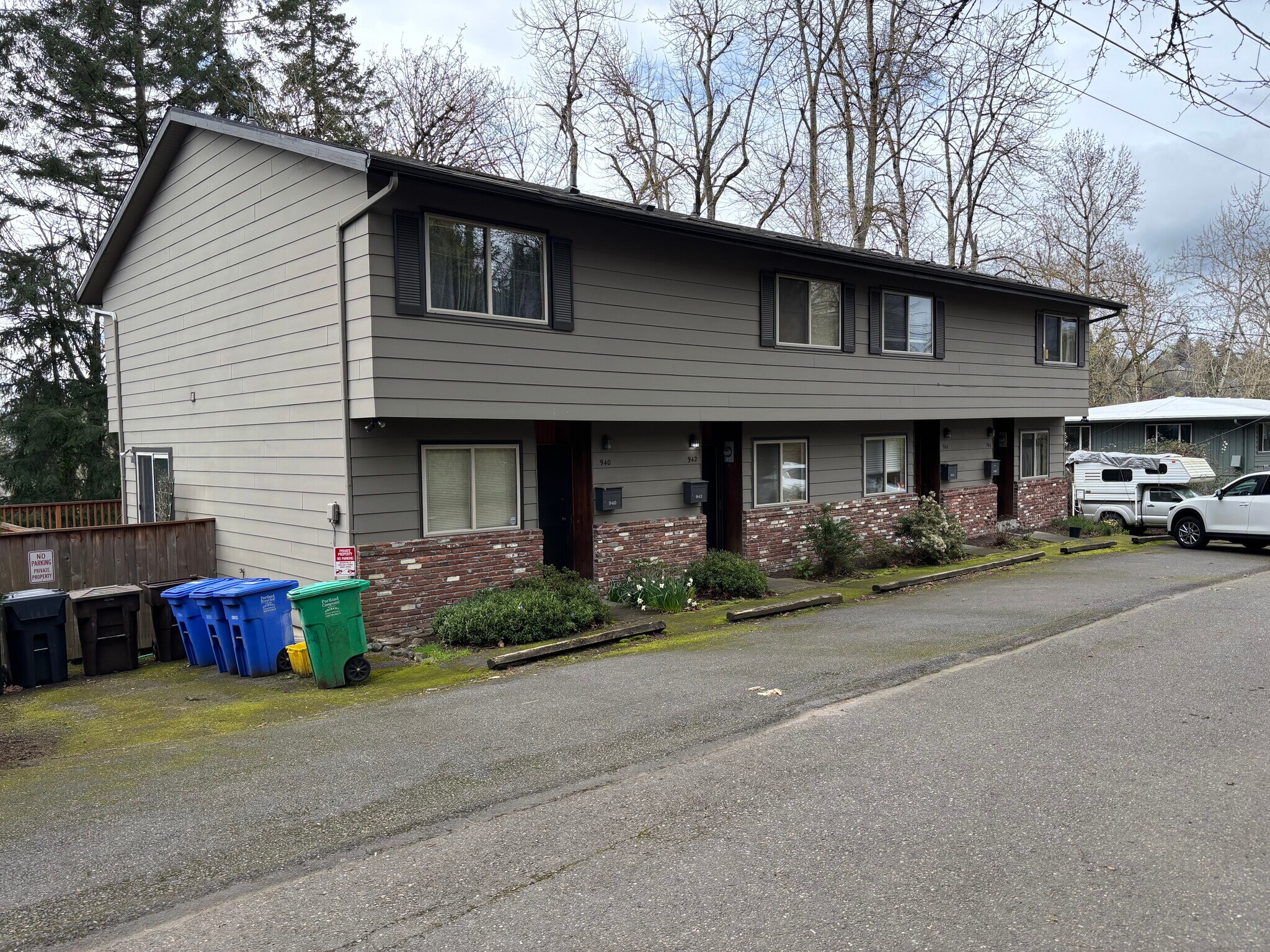 946 SW Caldew Dr, Portland, OR à vendre Photo de l’immeuble– Image 1 sur 11