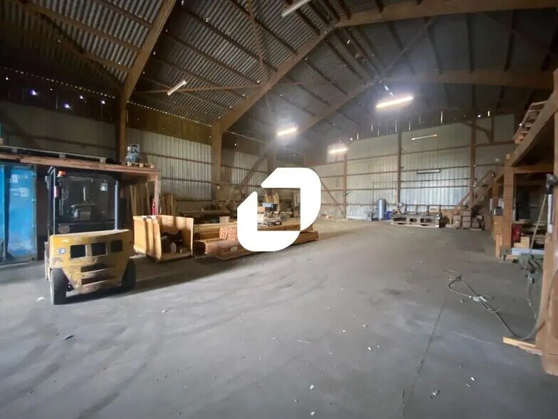 Local d’activités dans Bouconvillers à louer - Photo de l’immeuble – Image 3 sur 7