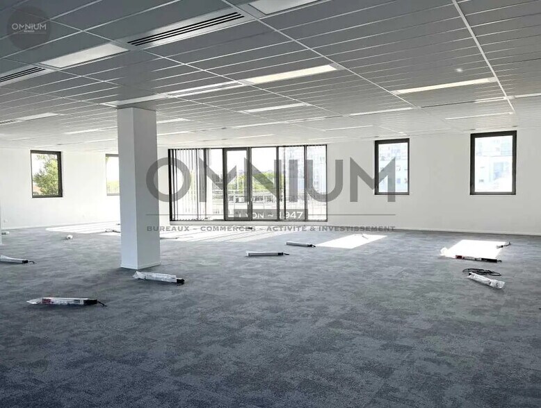 Bureau dans Vénissieux à louer - Photo de l’immeuble – Image 2 sur 8