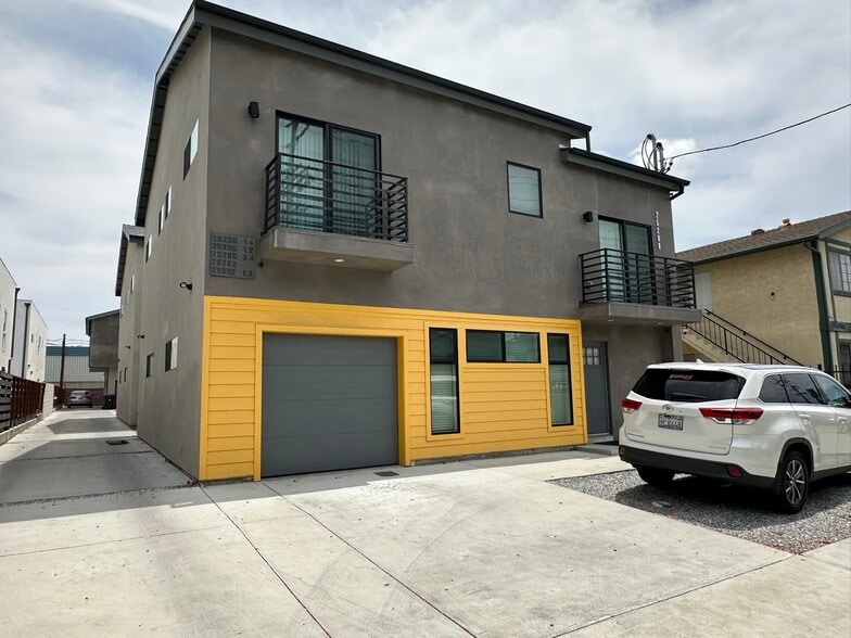25200 Frampton Ave, Harbor City, CA à vendre - Photo de l’immeuble – Image 1 sur 9