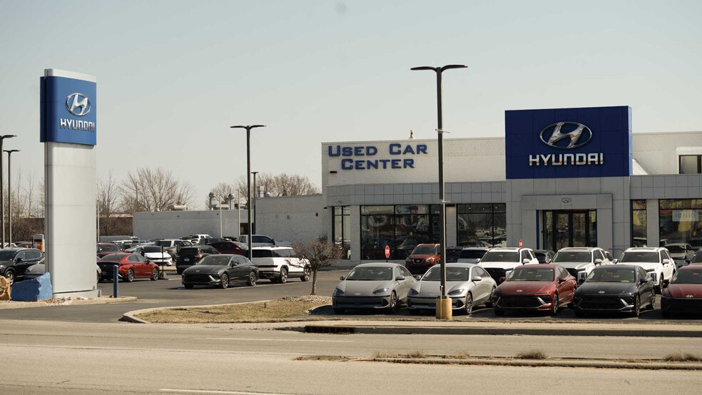 5051 W Pike Plaza Rd, Indianapolis, IN à vendre - Photo de l’immeuble – Image 2 sur 9