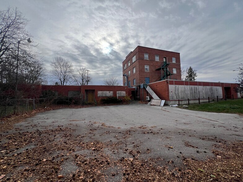 120 N Locust St, Adrian, MI à vendre - Photo de l’immeuble – Image 2 sur 4