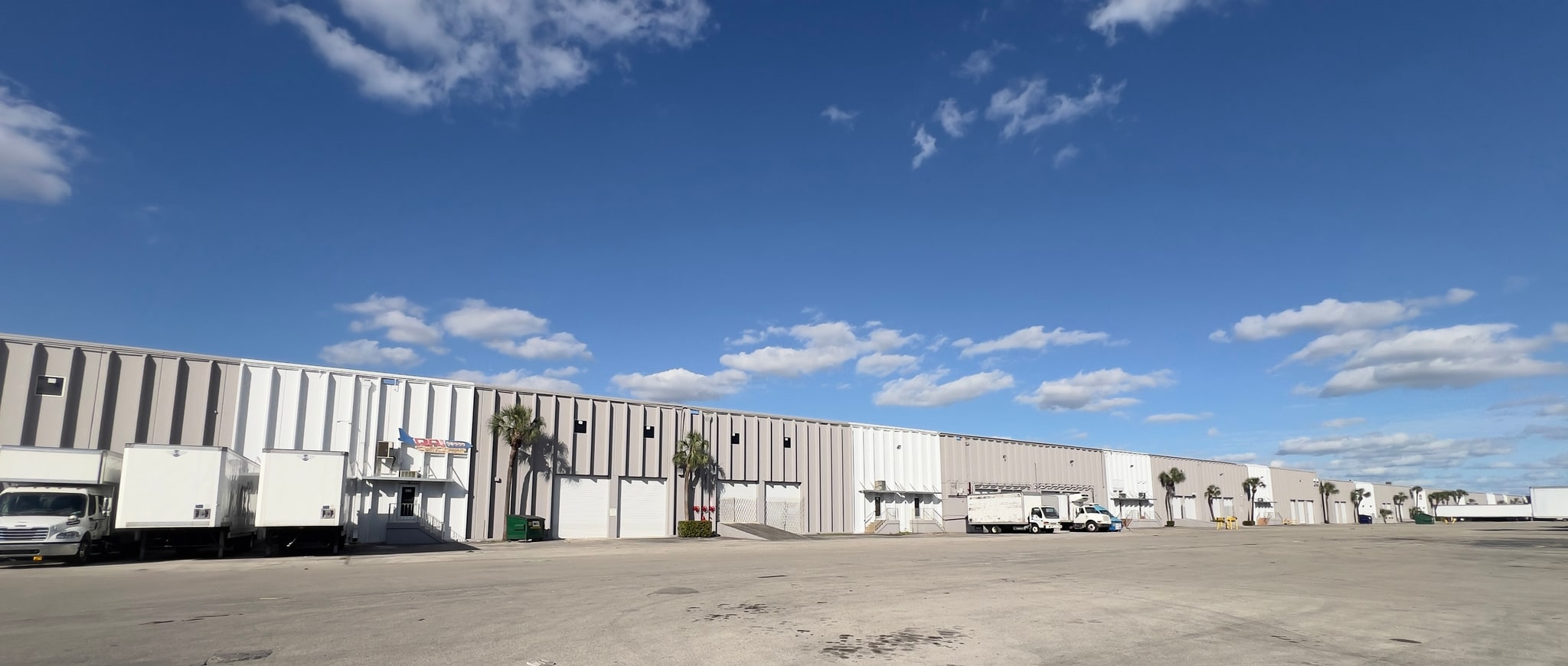 9300-9410 NW 100th St, Medley, FL à louer Photo de l’immeuble– Image 1 sur 1