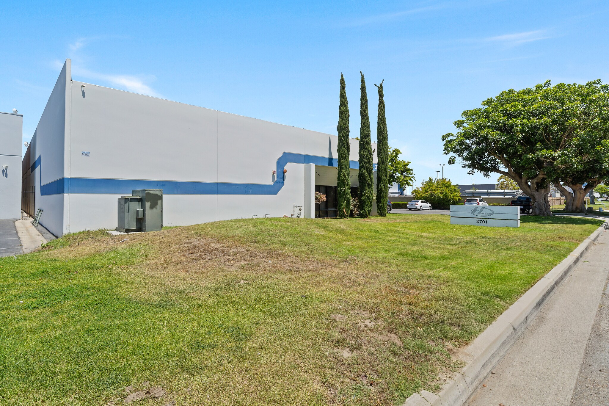 3701 W Carriage Dr, Santa Ana, CA à louer Photo de l’immeuble– Image 1 sur 6