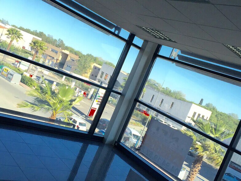 Bureau dans Roquebrune-sur-Argens à louer - Photo intérieure – Image 2 sur 3